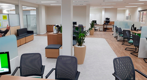 Agência Sicredi Gramado adere ao novo padrão visual, priorizando relacionamento com associados