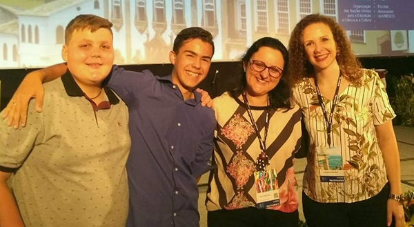 Alunos e professores de Ivoti apresentam case de cooperativa escolar em encontro da Unesco