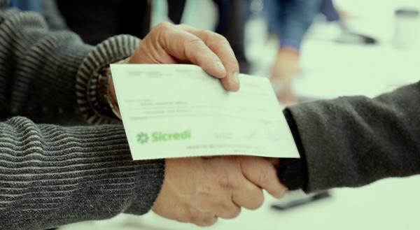 Associada da agência Sicredi em Ivoti é a primeira sorteada do ano com o Seguro Mais em Vida