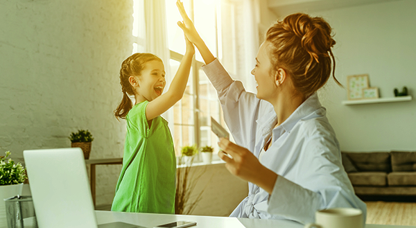 Associada da Agência Sicredi em Morro Reuter é contemplada com sorteio de seguro residencial