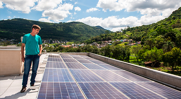 Associados da região comprovam economia e funcionalidades da energia solar