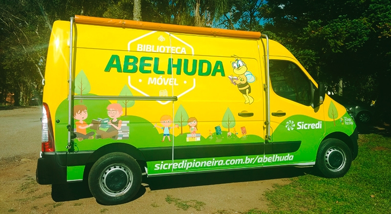 Biblioteca móvel da cooperativa está de cara nova