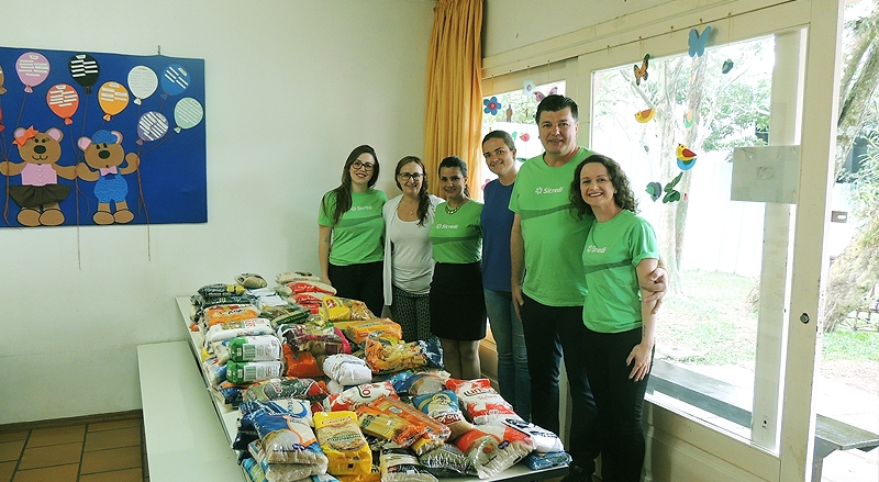 Colaboradores doam alimentos para o CRAS de Nova Petrópolis