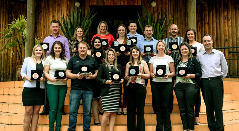 Cooperativa homenageia colaboradores por tempo de trabalho