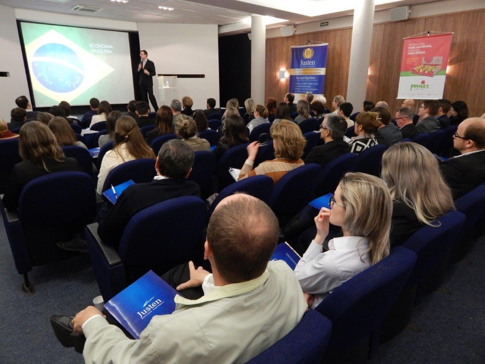Alexandre Barbosa apresenta cenário econômico na ACI/NH