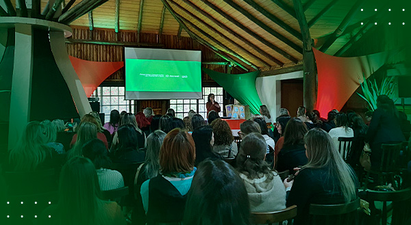 Jornada de Educação Financeira nas Escolas impacta mais de 950 alunos e professores em 18 cidades da região. Saiba mais!