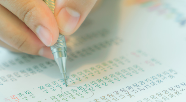 Sair do vermelho ou poupar: o que é melhor para o seu bolso?