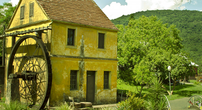 Picada Café é uma pequena e charmosa cidade da Encosta da Serra Gaúcha. Com 5.696 habitantes, o município é vizinho de Nova Petrópolis, Santa Maria do Herval e Linha Nova. Ao passar pelas ruas, até chegar &