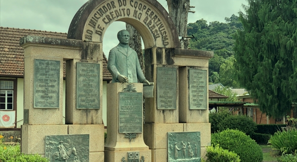 Sicredi Pioneira RS adota Praça Theodor Amstad