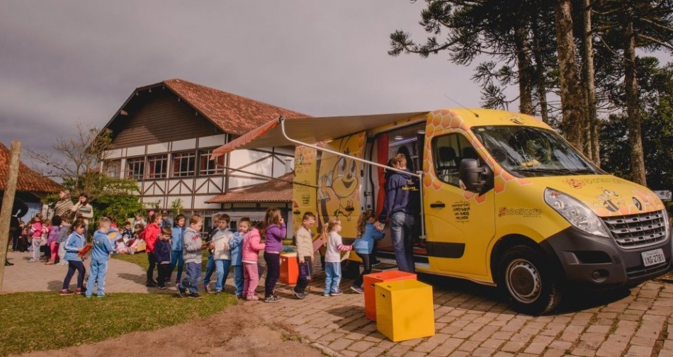 Sicredi Pioneira RS inaugura nova biblioteca móvel Abelhuda