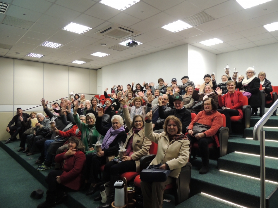 Terceira idade se diverte em sessão de cinema na Sicredi Pioneira RS
