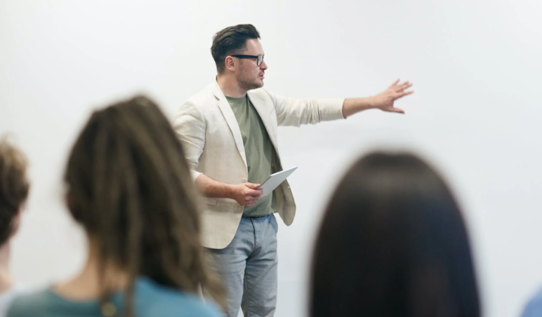 Lá dentro da sala de aula!