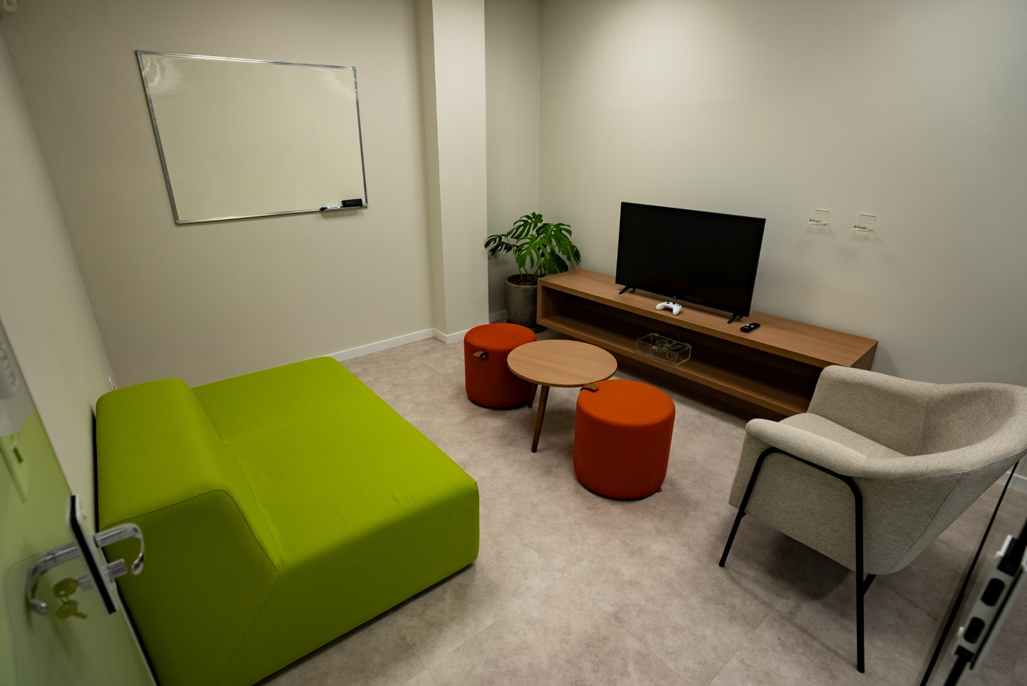 Sala Gamer equipada com videogame Xbox, televisão, poltronas e quadro branco