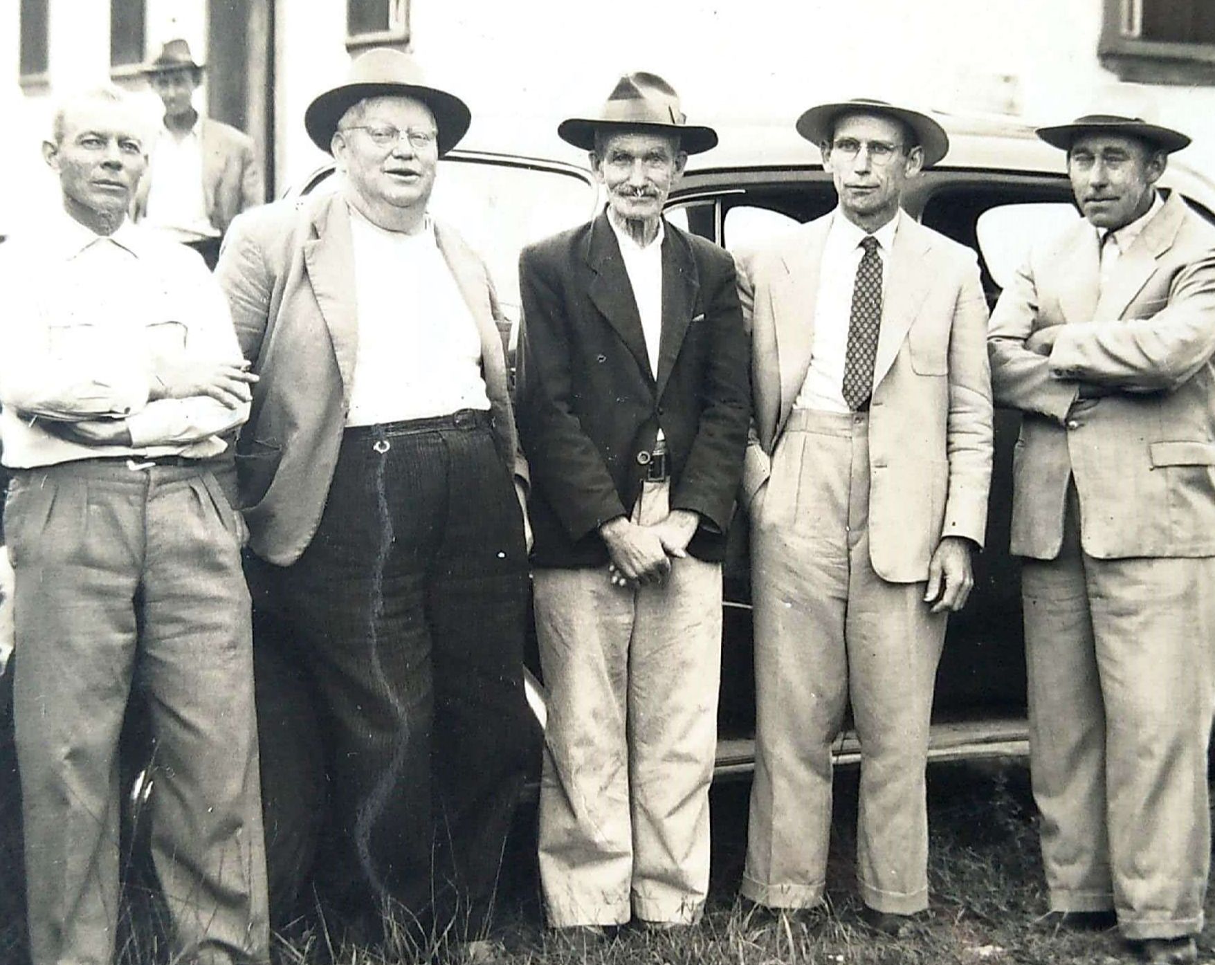 12 - Diretoria e Conselho Fiscal da Caixa Rural após reunião no ano de 1955.jpg