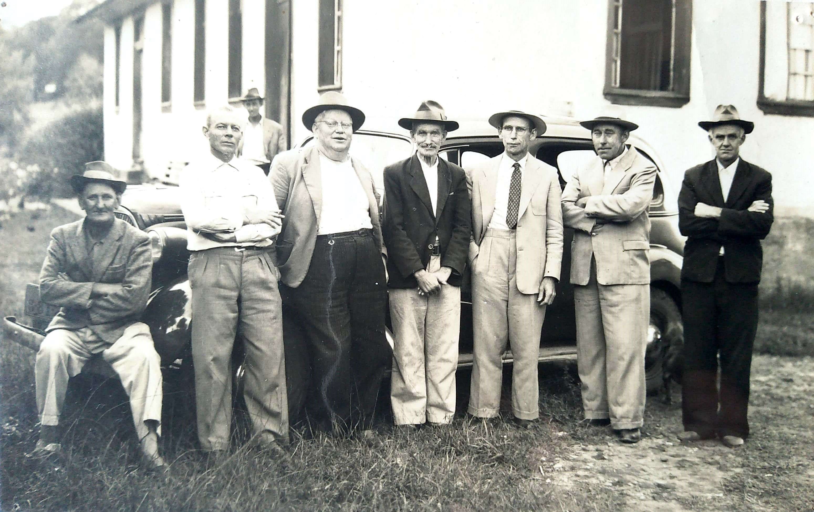 12 - Diretoria e Conselho Fiscal da Caixa Rural após reunião no ano de 1955.jpg