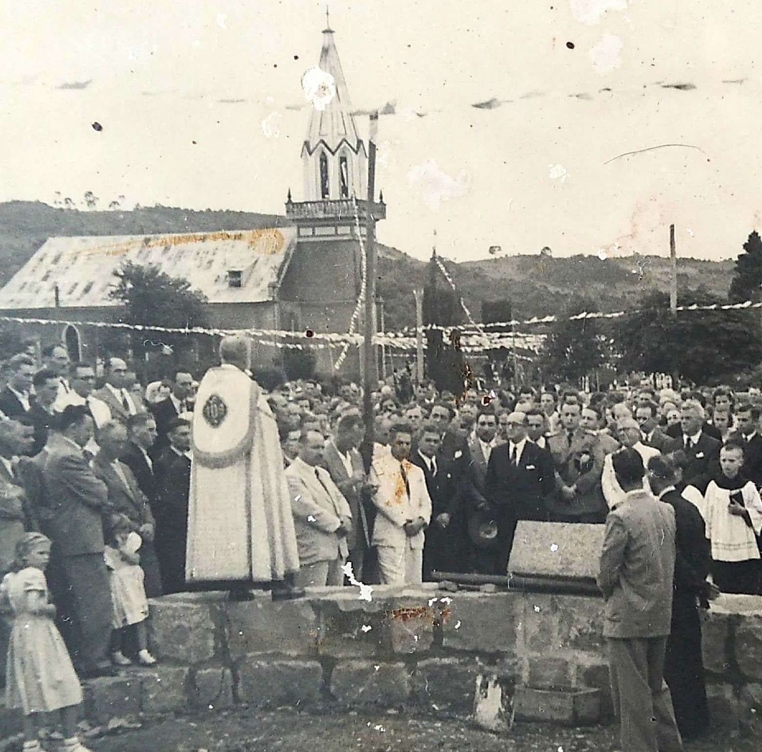 15 - Cinquentenário da Caixa Rural - 30.03.1952 - Benção da Pedra Fundamental e Missa Campal com a presença do Governador Sr. Ernesto Dornéles e Comitiva.jpg