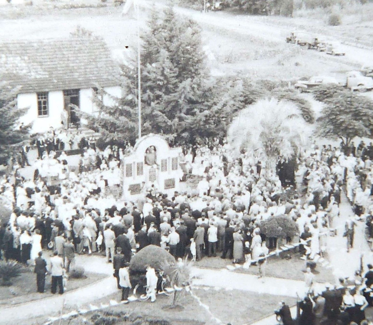16 - Cinquentenário da Caixa Rural - 30.03.1952 - Benção da Pedra Fundamental e Missa Campal com a presença do Governador Sr. Ernesto Dornéles e Comitiva.jpg