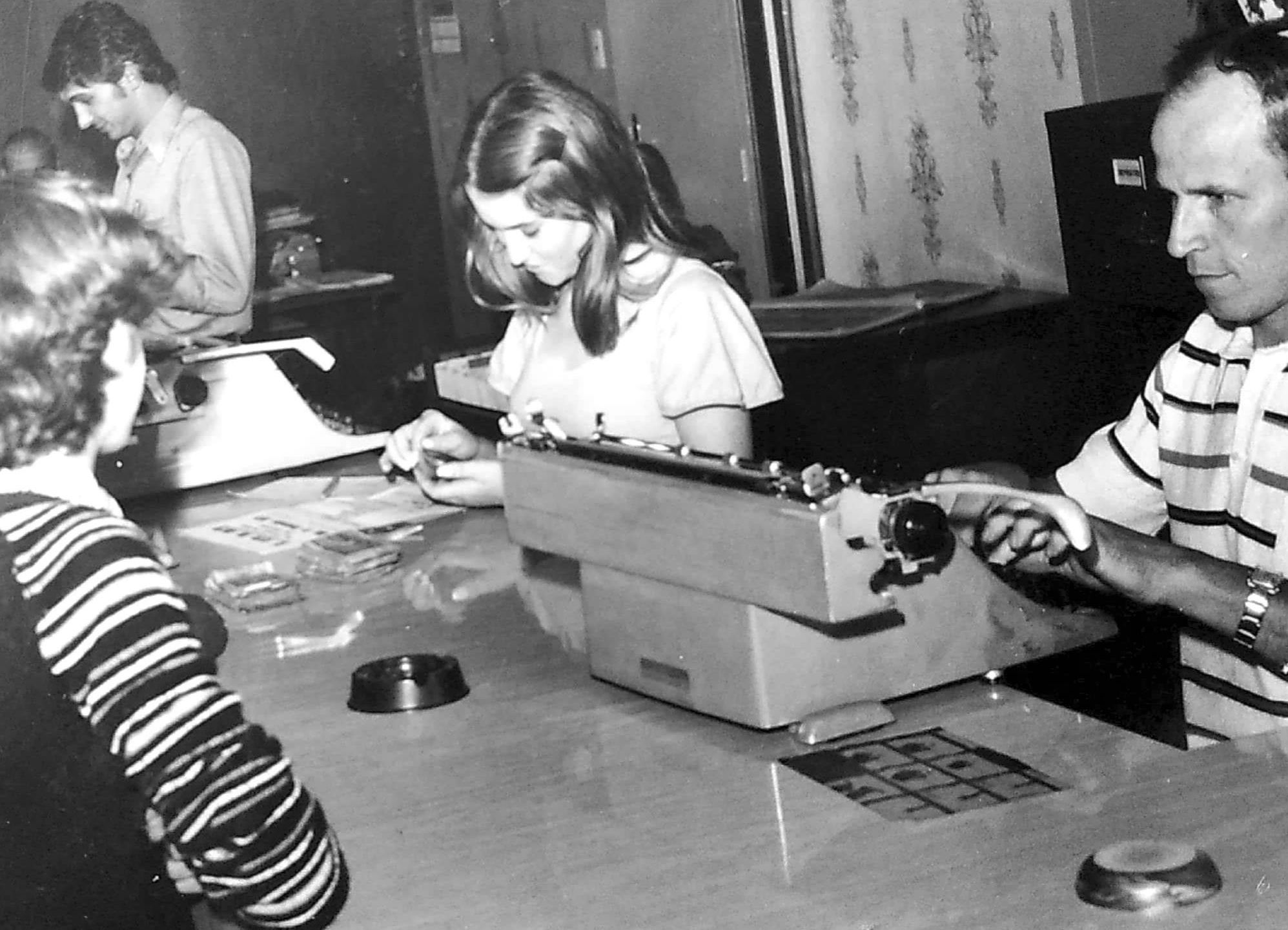 18 - Funcionários Guido Otto Neumann, Iracema Zang e Tarcisio Spaniol. Clientes Theobaldo B, Fritzen e Renato Seibbt - Década de 70.jpg