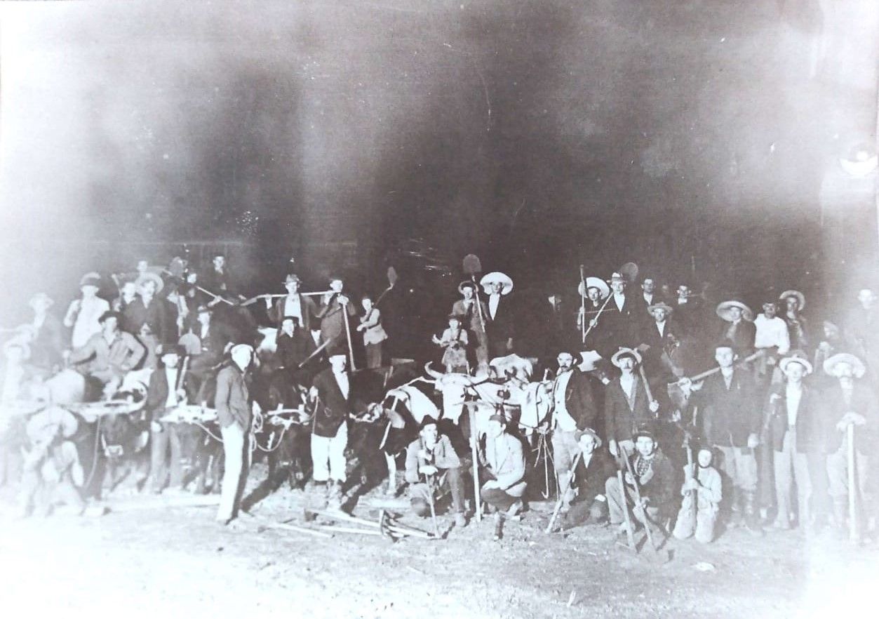 2 – Mutirão para construção da praça Amstad em Linha Imperial – Início da década de 40 à noite.jpg