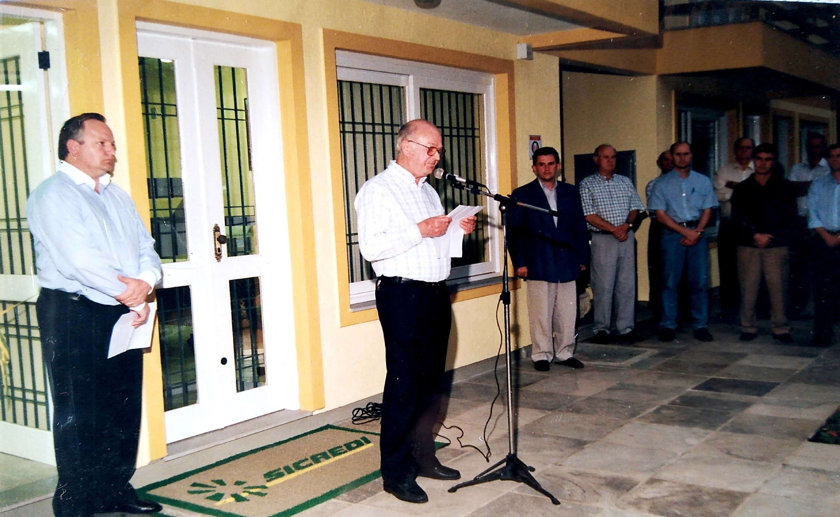 32 - Agência Sicredi Picada Café Reinagurada em 05.10.1998. Edio Spier Presidente Sicredi Pioneira.jpg