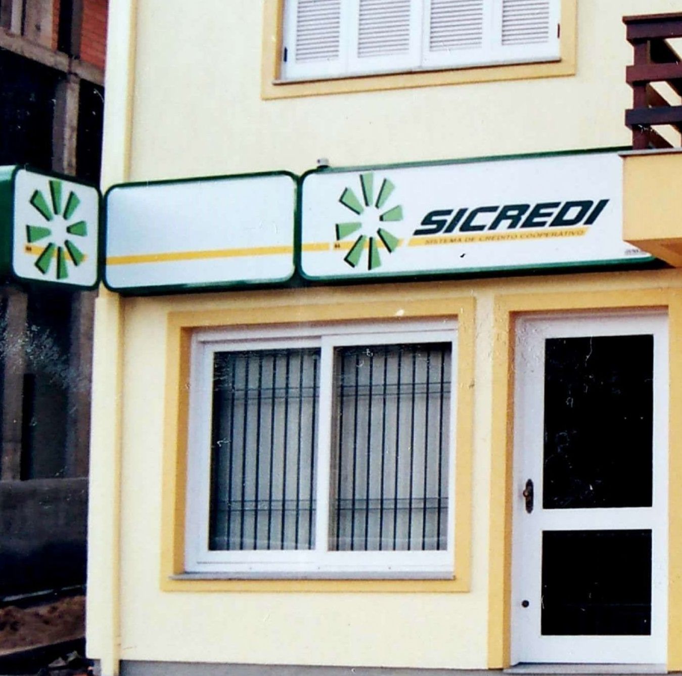 34 - Frente da Agência Picada Café em 2000.jpg