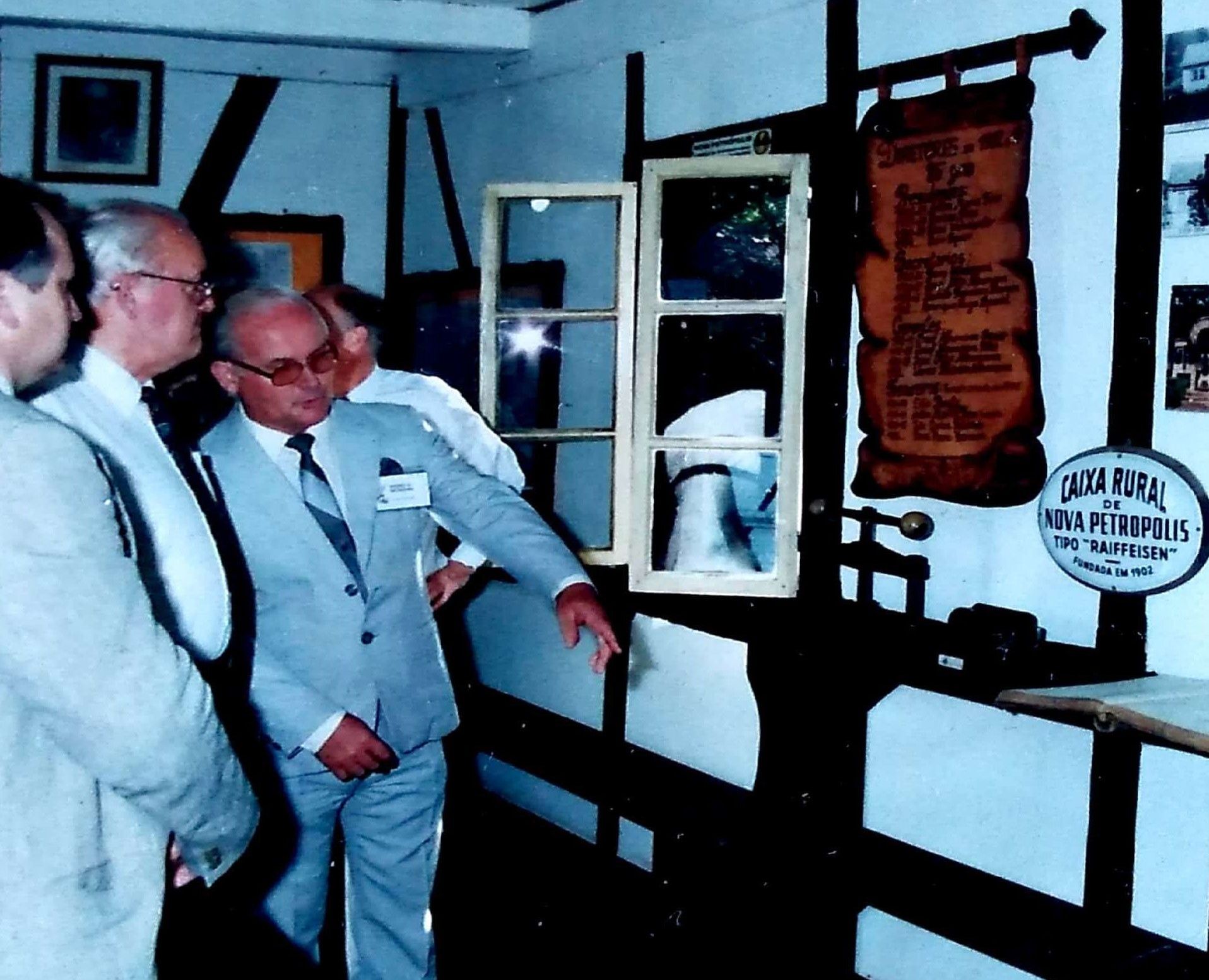 37 - Presidente da Alemanha Roman Herzog Visita o Museu Sicredi no Parque Aldeia do Imigrante - 25.11.1995.jpg