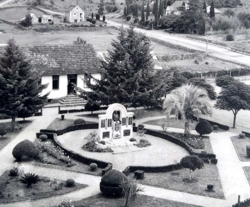 5 - Praça na Linha Imperial com o Monuemento ao Padre Theodor Amstad no ano de 1945.jpg