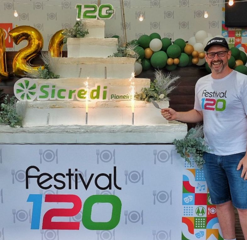 Festival 120 Bolo de 120 kg.JPG