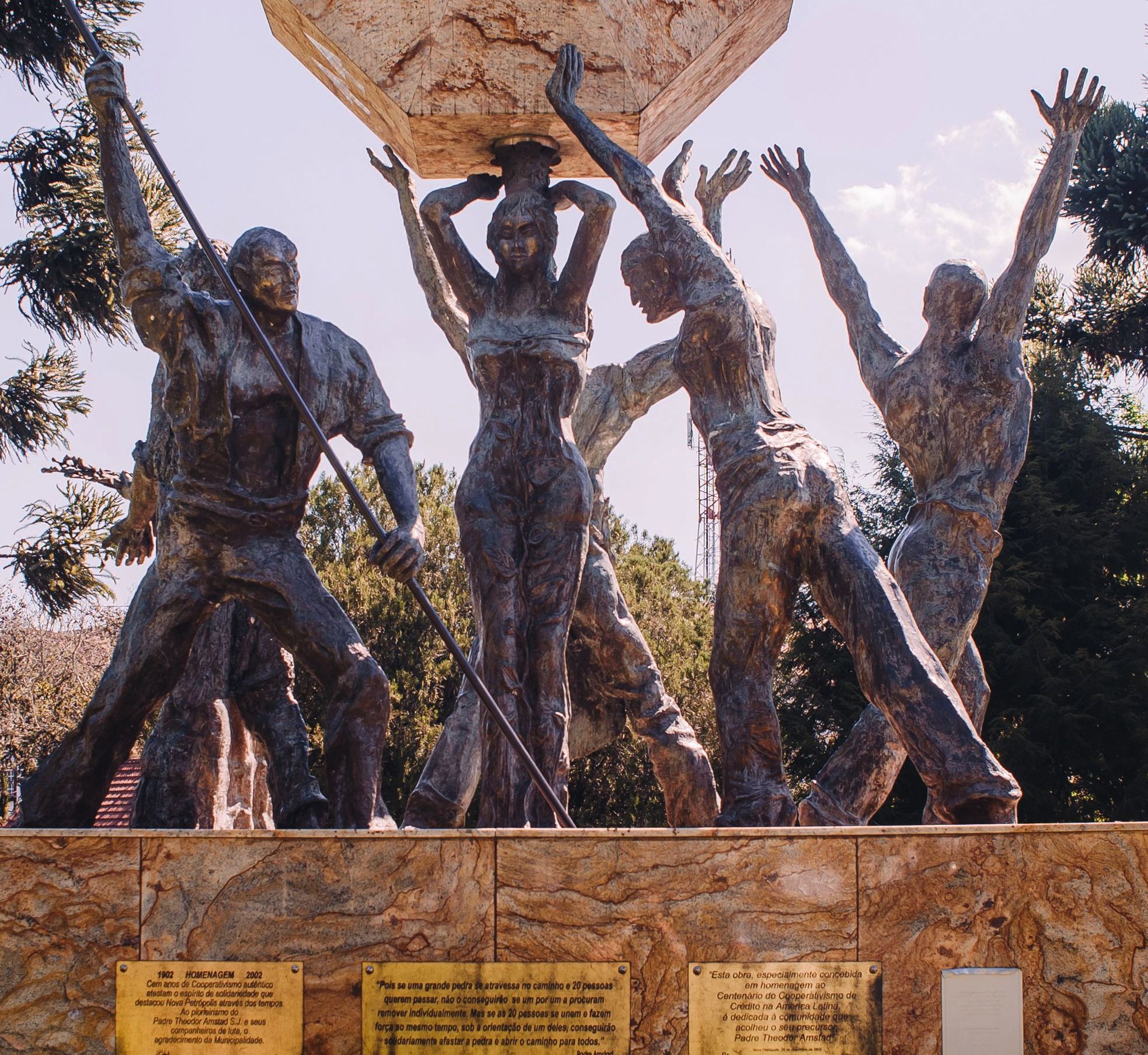 Monumento A força cooperativa_Nova Petrópolis 01.jpg