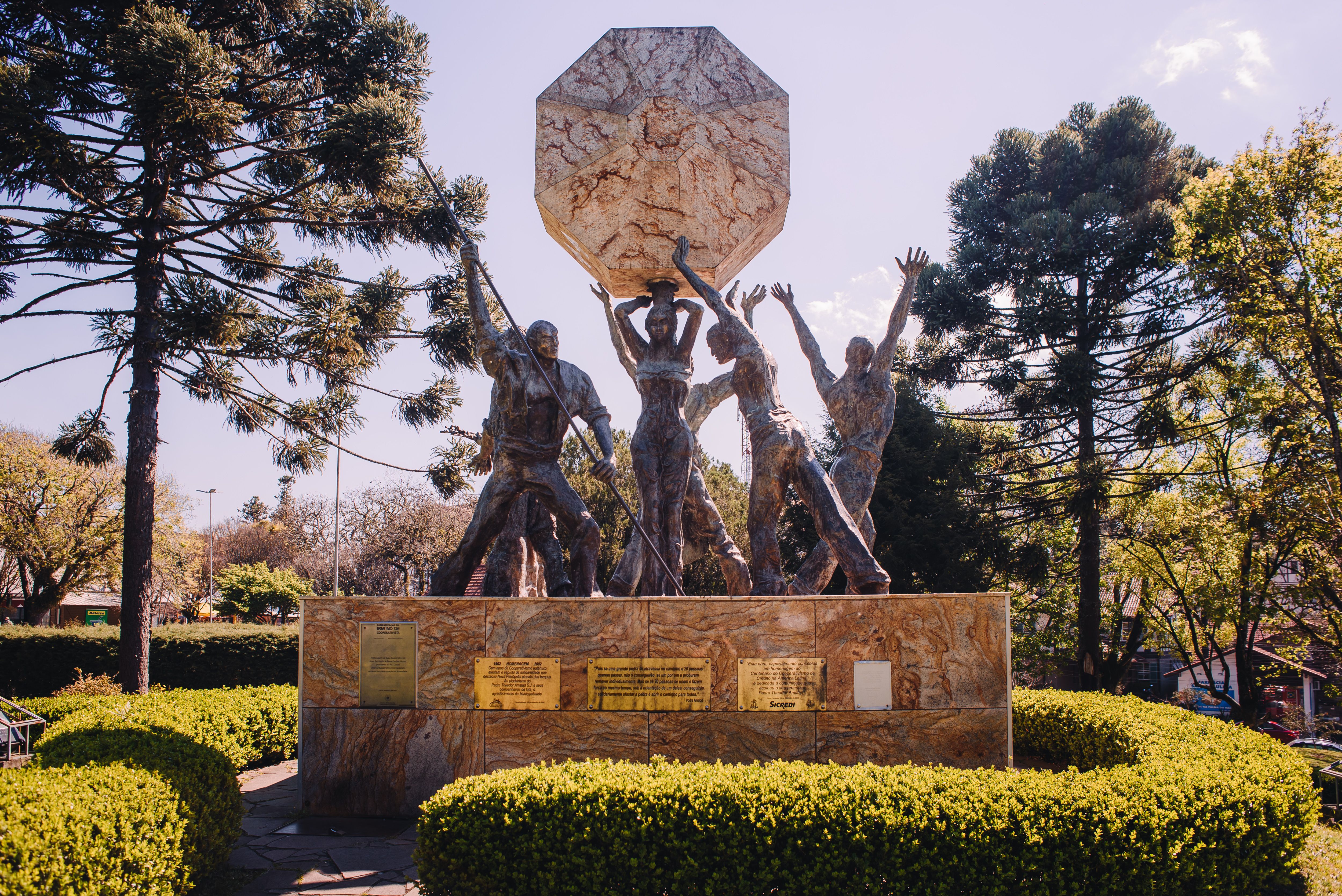 Monumento A força cooperativa_Nova Petrópolis 01.jpg