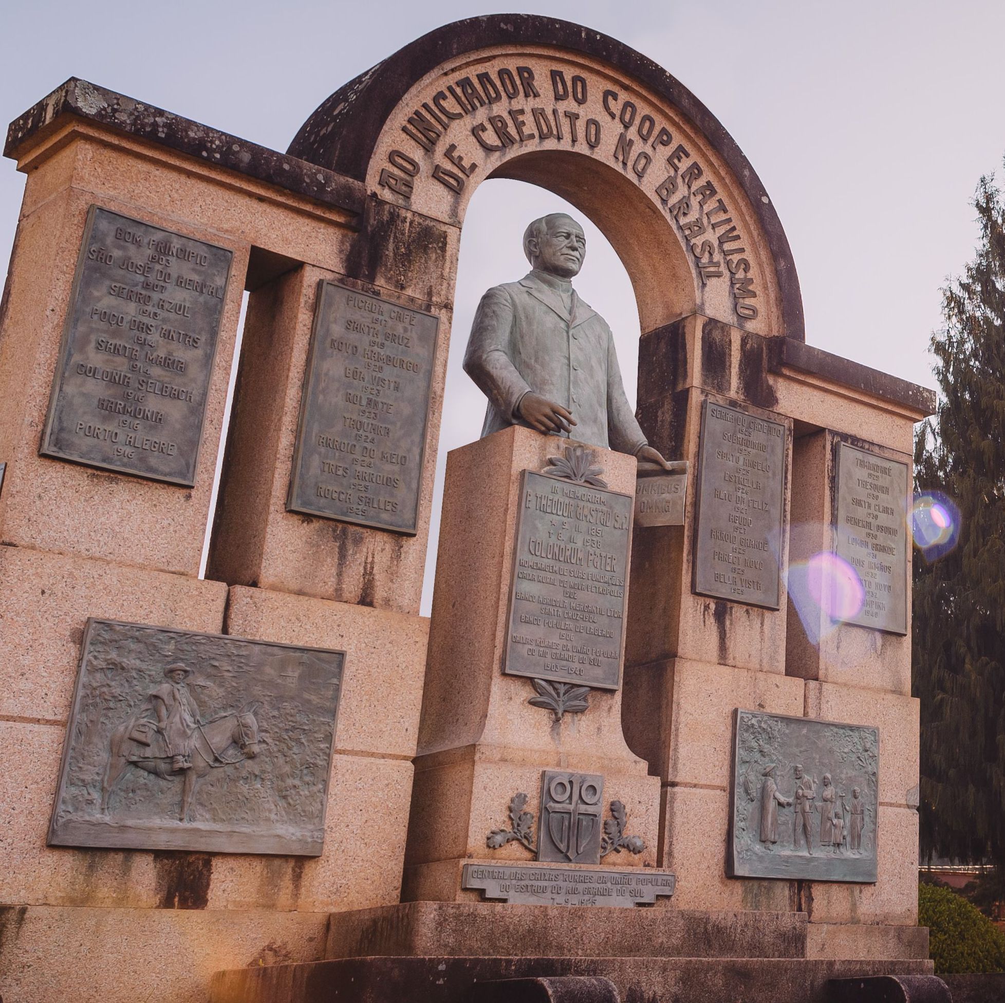 Monumento ao Padre Amstad_Linha Imperial 02.jpg