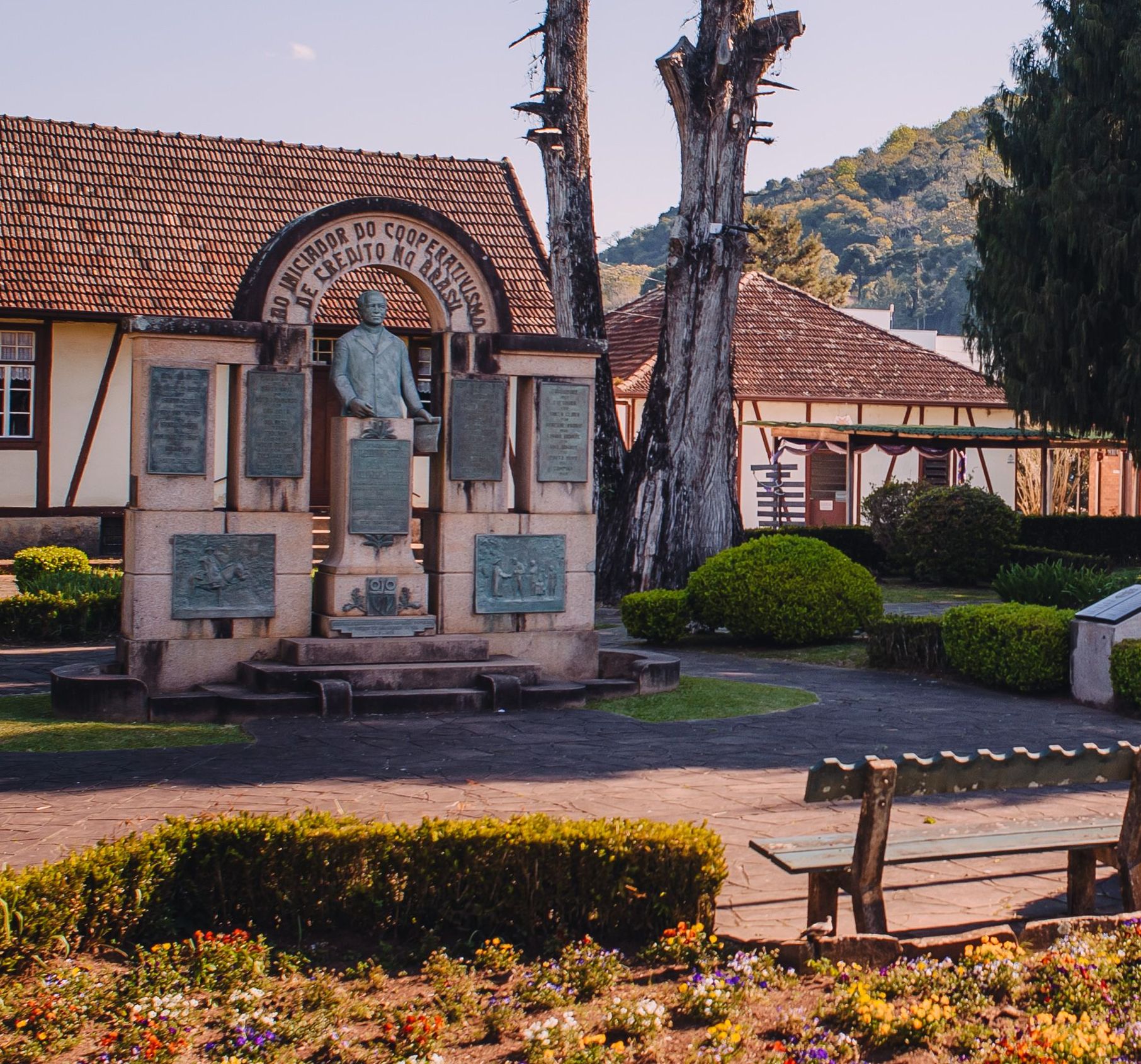 Monumento ao Padre Amstad_Linha Imperial 03.jpg